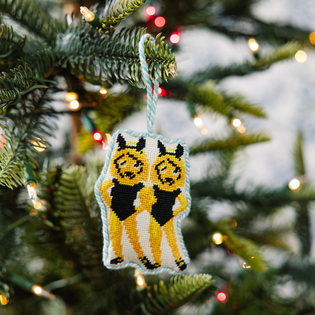 Decorative ornament with a design of two cats on a Christmas tree.